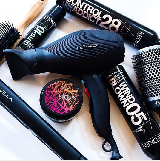 Sam Villa hårtork bredvid Redken Wind Blown and Control Addict Hairspray