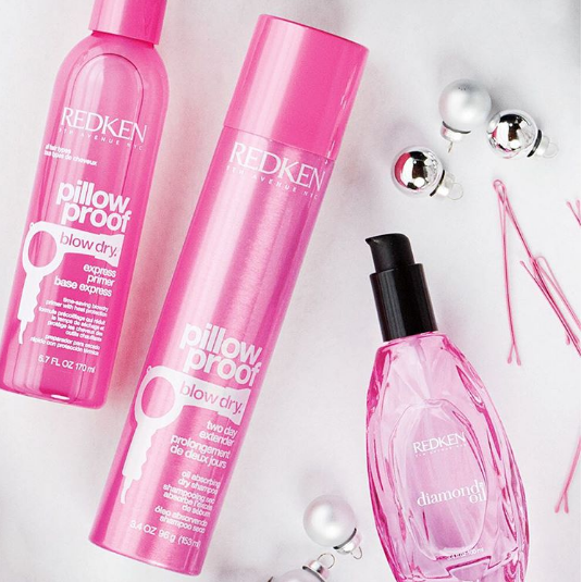 Redken Pillowproof Dry Shampoo och Primer bredvid Diamond Oil